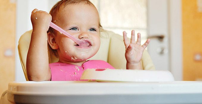 Niño comiendo pescado por primera vez