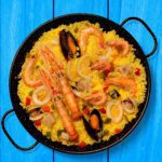 Paella cocinada con preparado de marisco