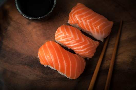 salmón en sushi