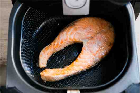 salmón crudo preparado en freidora de aire