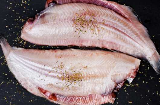 filetes de platija crudos y listos para cocinar