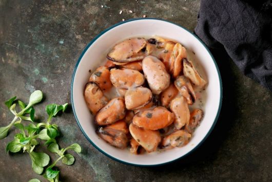 un plato de mejillones típico de los tipos de mariscos en Europa