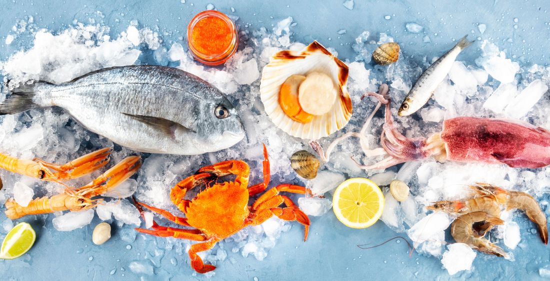 muchos tipos de mariscos en una pescadería