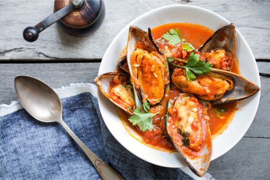 un plato de mejillones jardinera sobre una mesa es un aperitivo fácil