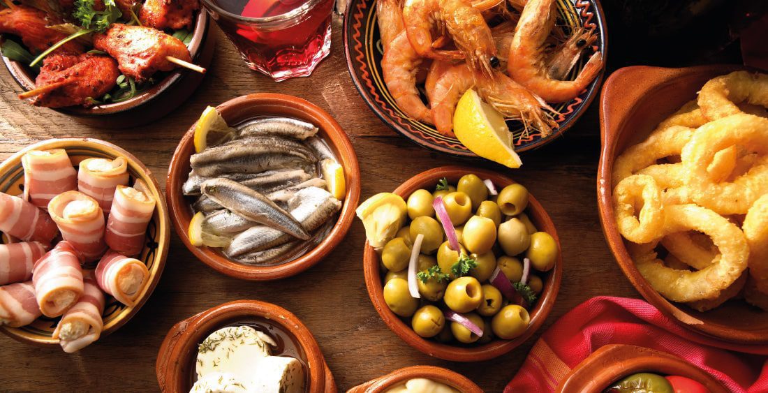 plato de aperitivos con marisco, calamares, aceitunas, boquerones