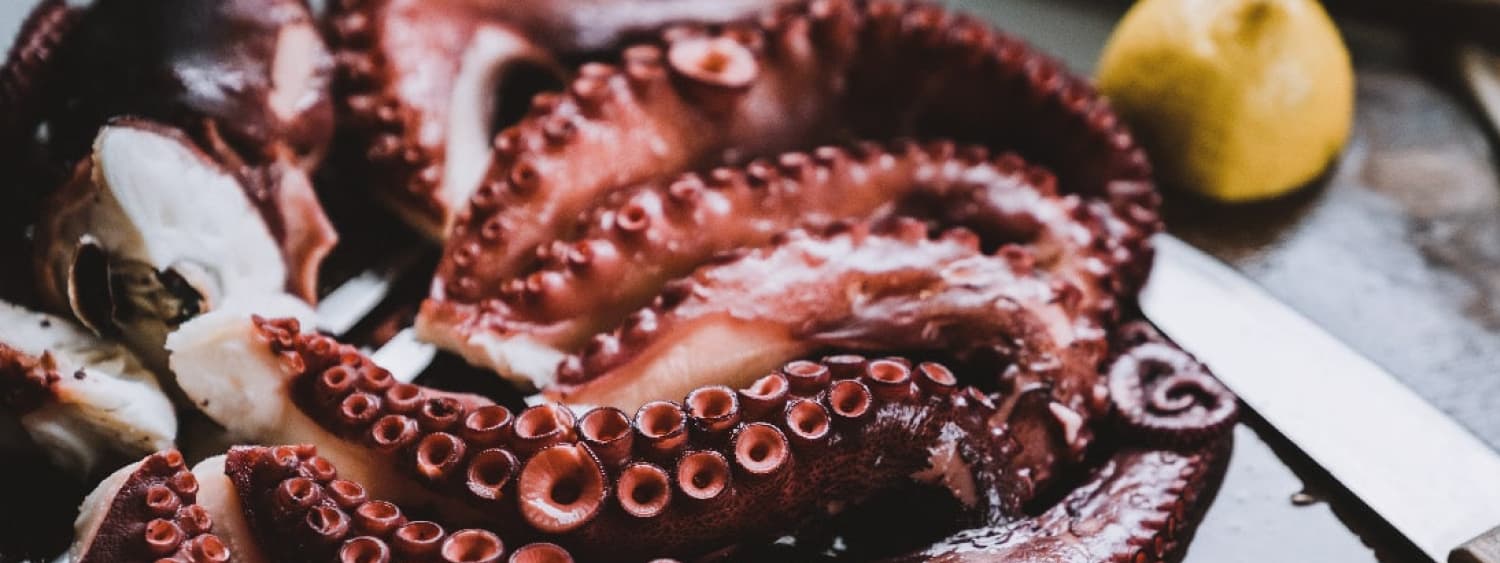 un pulpo cocido sobre unan tabla de pizarra