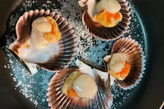 un plato de zamburiñas a la plancha en un restaurante