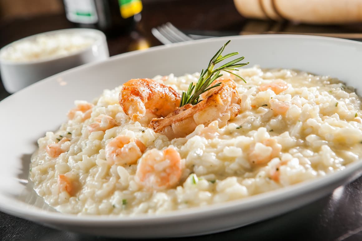 plato-blanco-con-receta-de-arroz-y-gambas