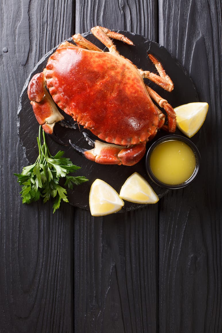 plato de buey de mar cocido sobre mesa de madera