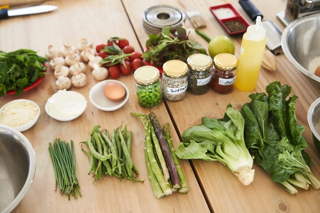 ingredientes sobre mesa para preparar recetas batch cooking