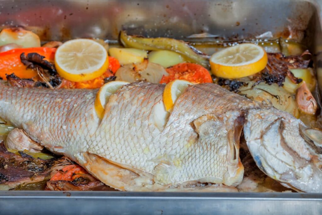 pargo cocinado al horno acompañado de patatas asadas