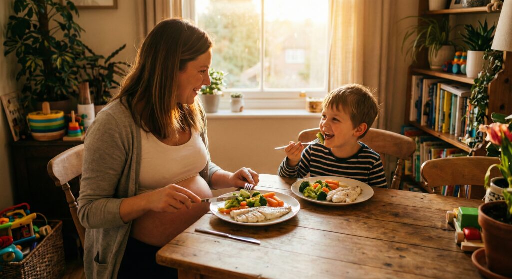 Madre embarazada y su hijo de 4 años comiendo merluza
